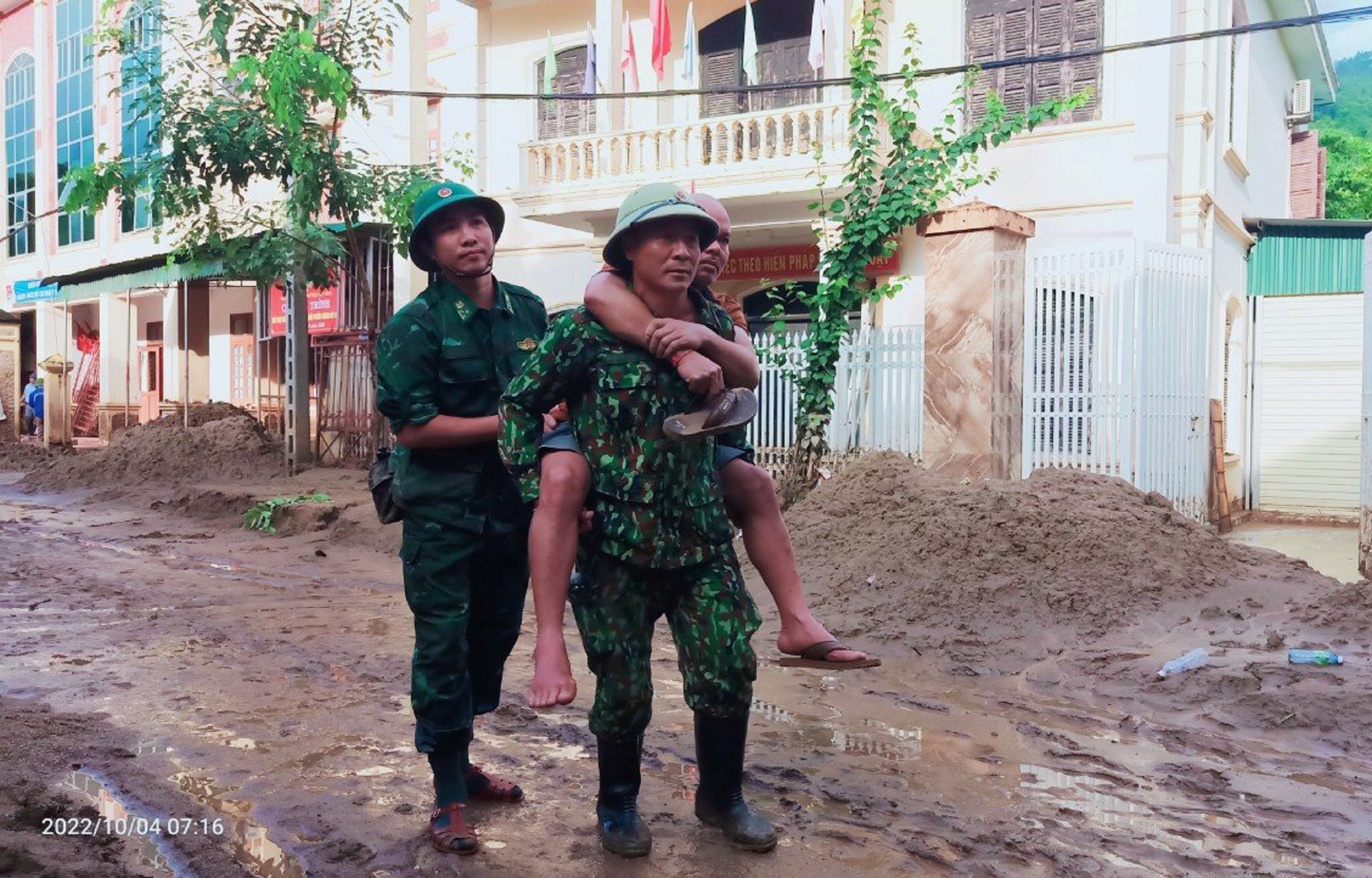 Bản làng trên vai người lính